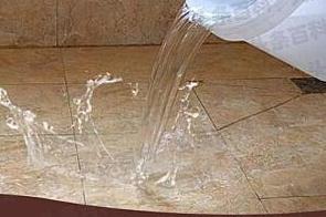 鹤庆漏水维修 免砸砖防水材料该如何施工